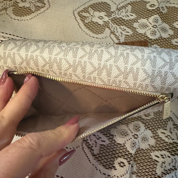 Michael Kors wallet - Picture 6 of 9